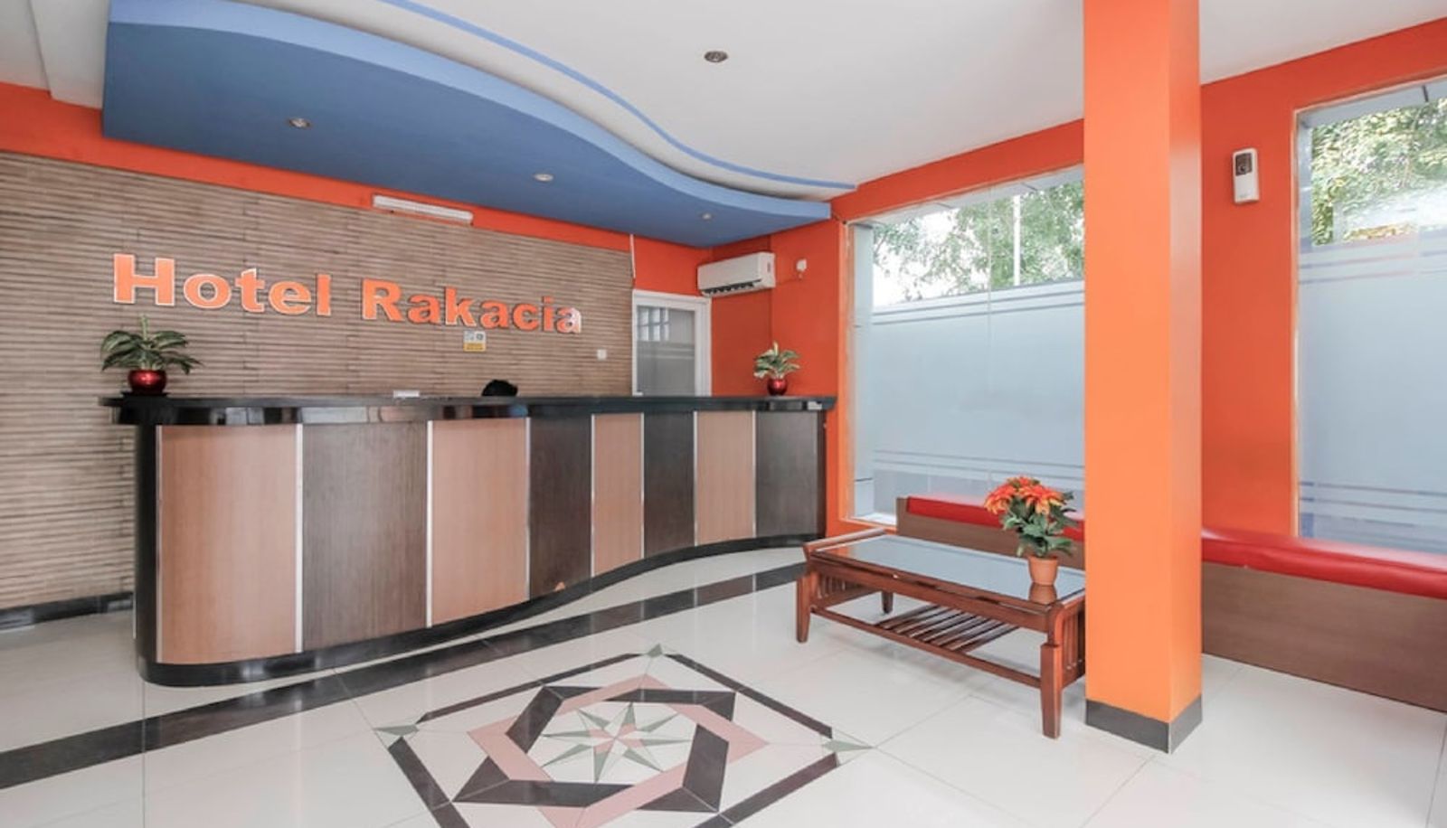 Reception - RedDoorz Plus @ Jalan Pemuda Jakarta