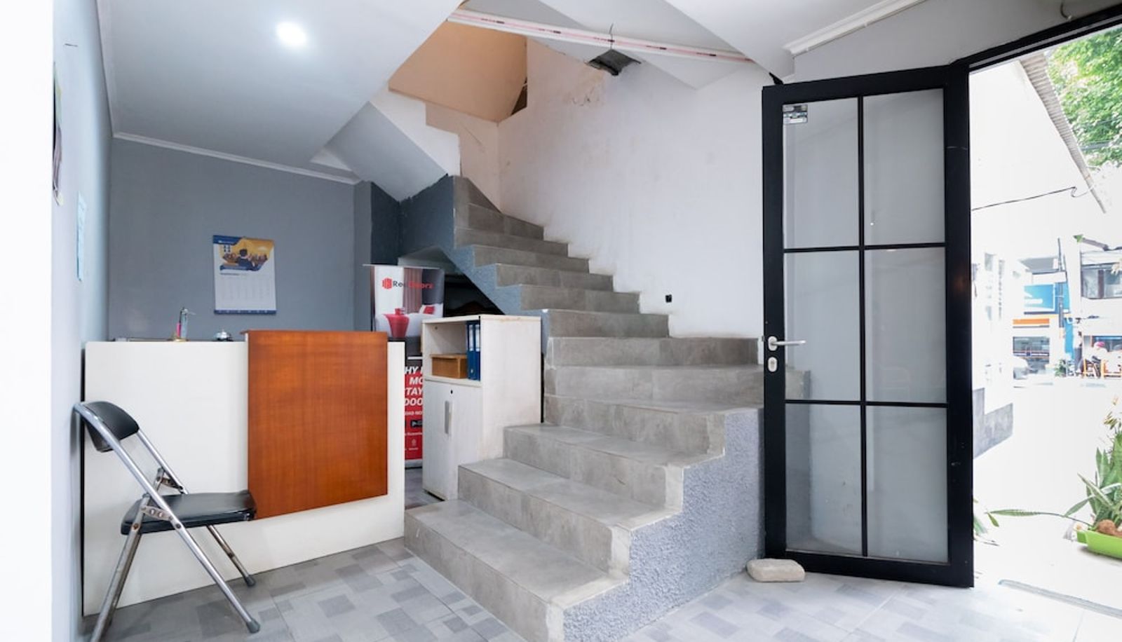 Hall - RedDoorz @ Tondano Benhil