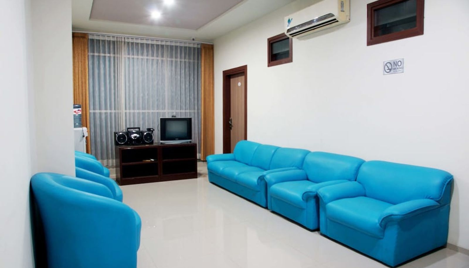 Hall - RedDoorz @ Panglima Sudirman