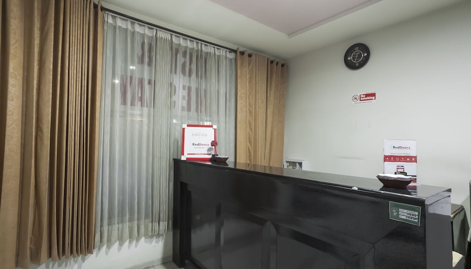 Reception - RedDoorz @ Panglima Sudirman