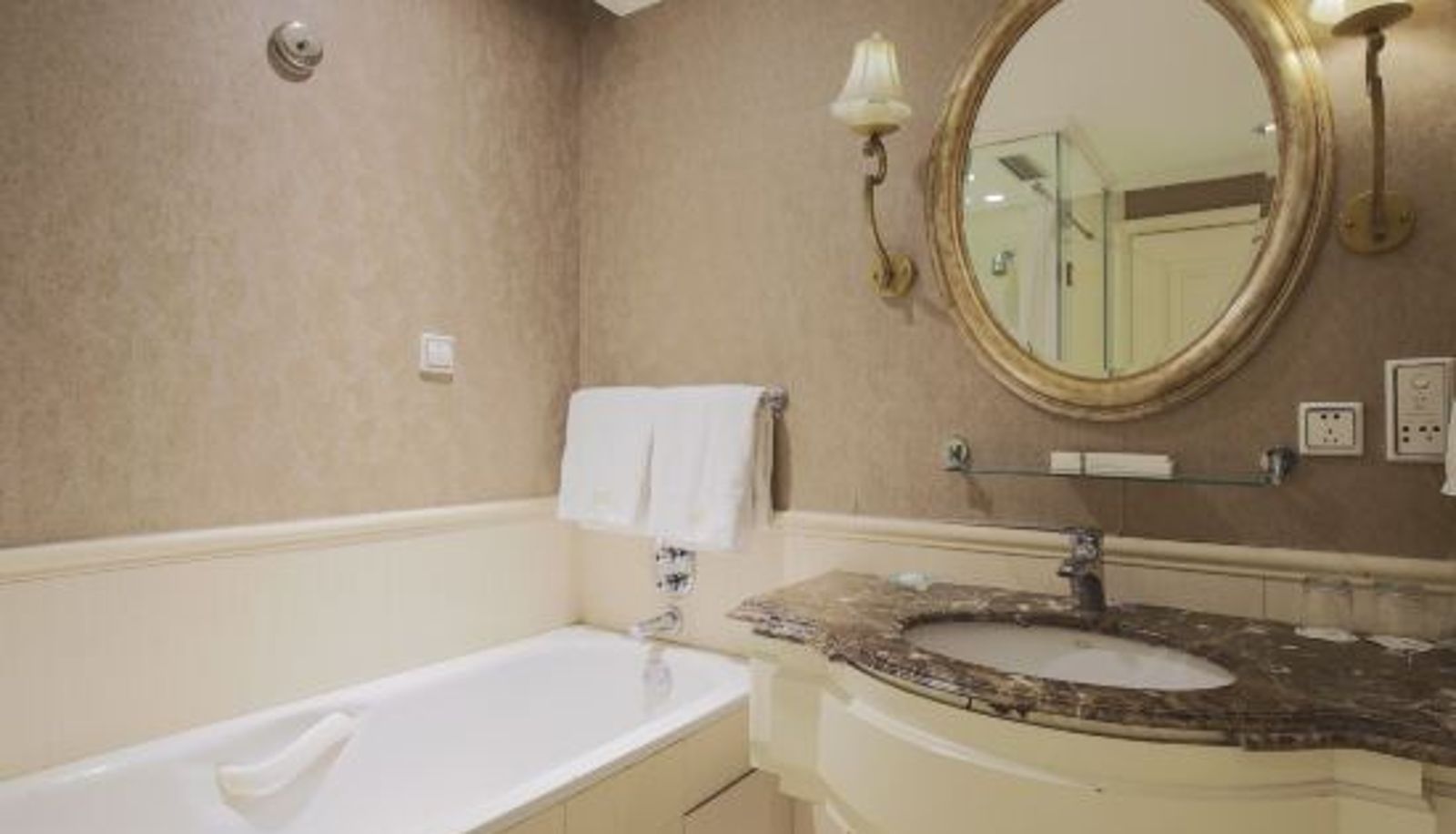 Kamer - Golden Dome International Hotel
