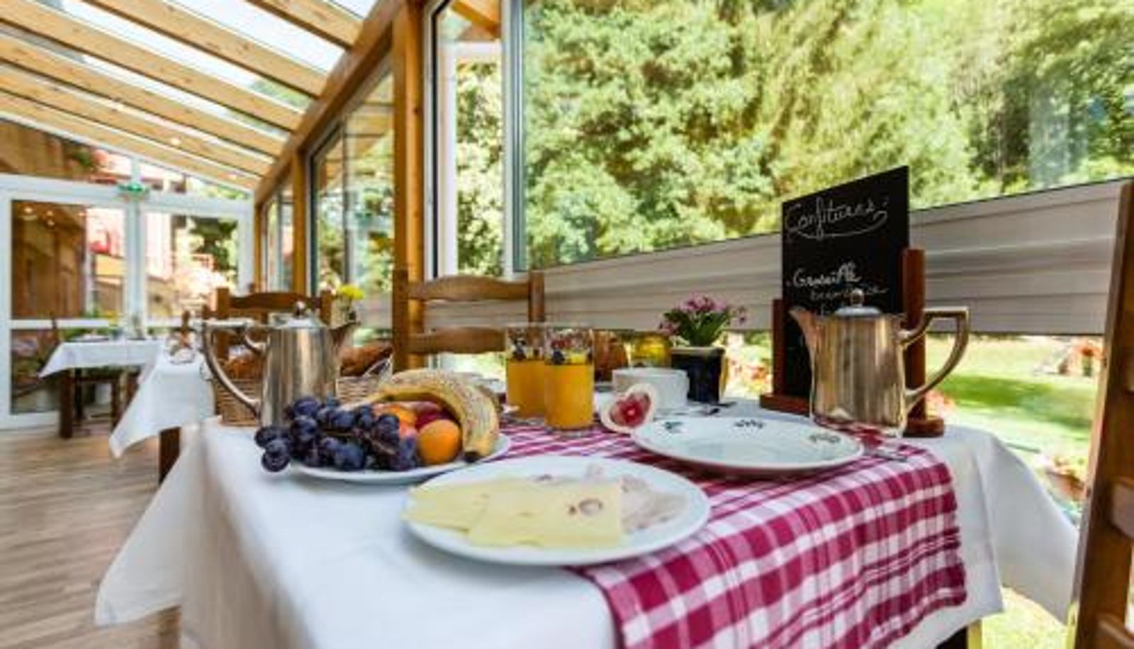 Sala śniadaniowa w restauracji - Logis Hôtel Restaurant De La Poste et SPA de Montagne Logis