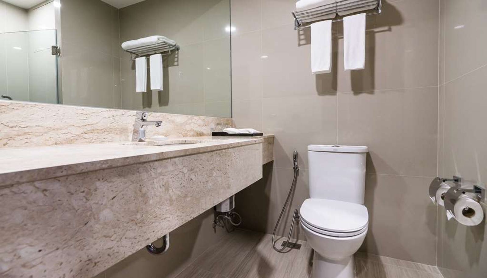 Zimmer - SureStay Plus by Best Western Sukhumvit 2