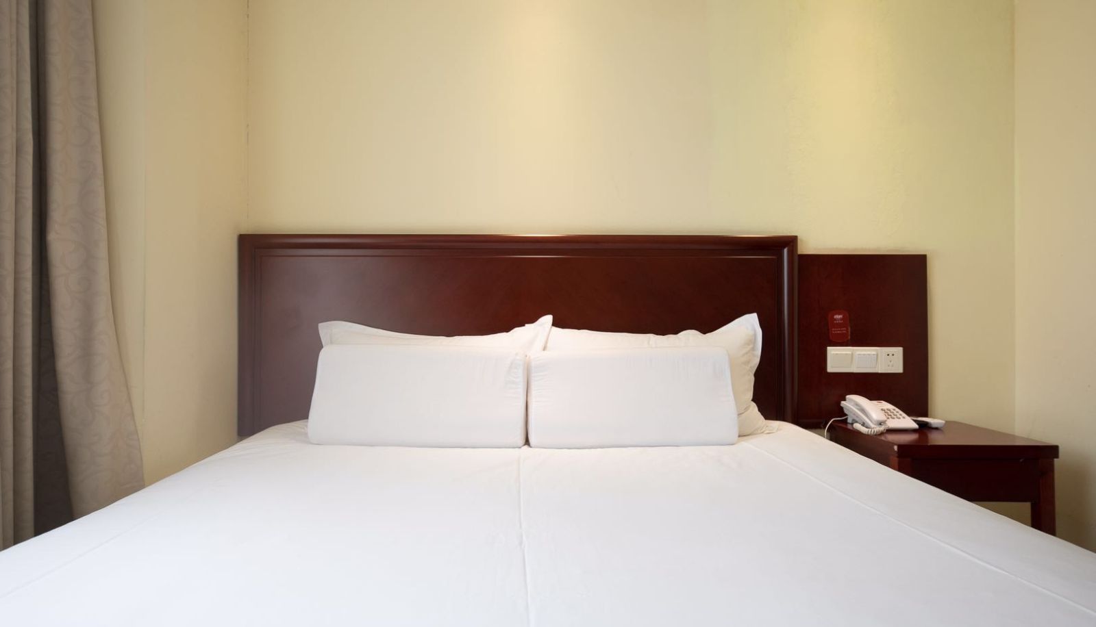 Camera - Yilai Shanghai Hongqiao International Exhibition Center Xujing North City Hotel