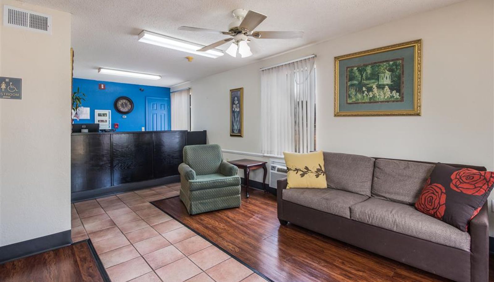 Hall - Rodeway Inn Bolivar