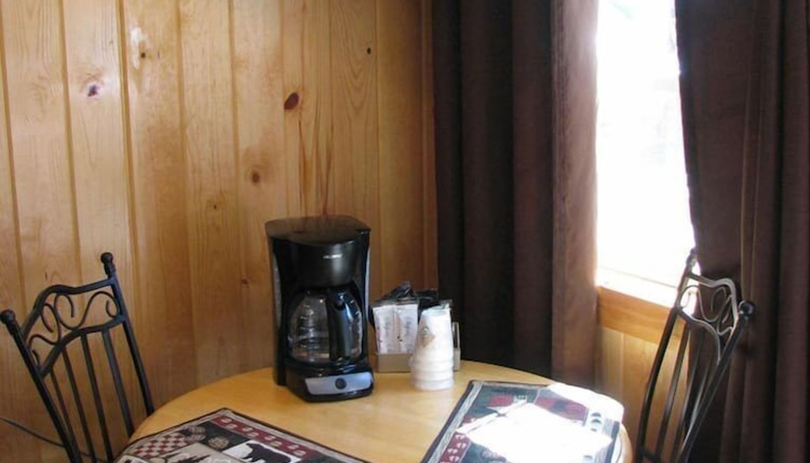 Standard room - Evergreen Motel