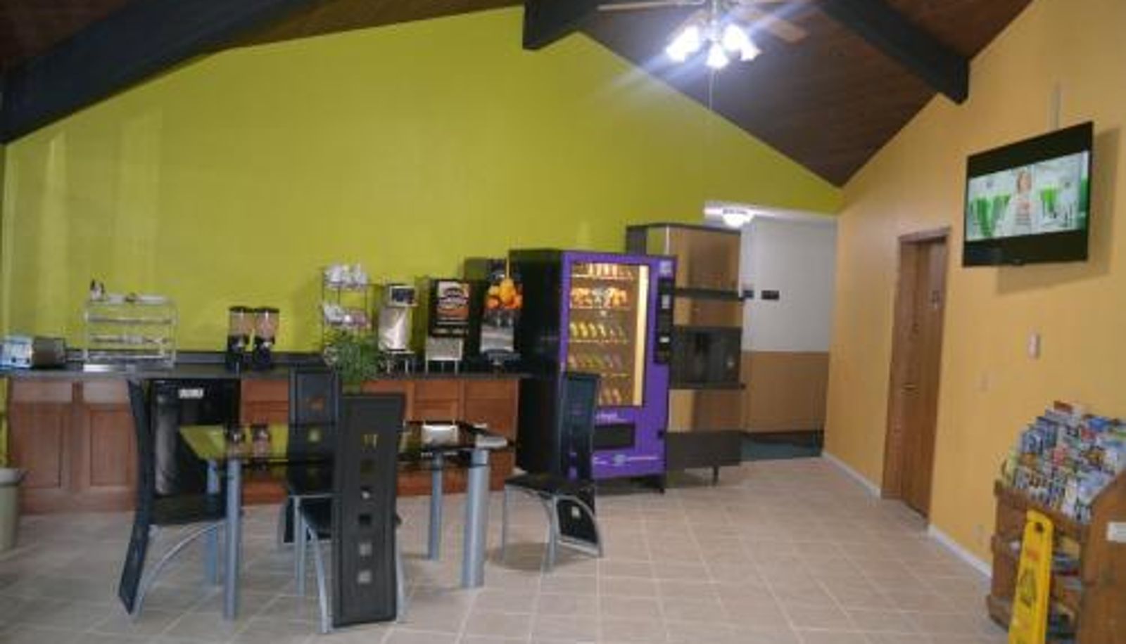 Frühstücksraum innerhalb des Restaurants - Bloomer Inn & Suites