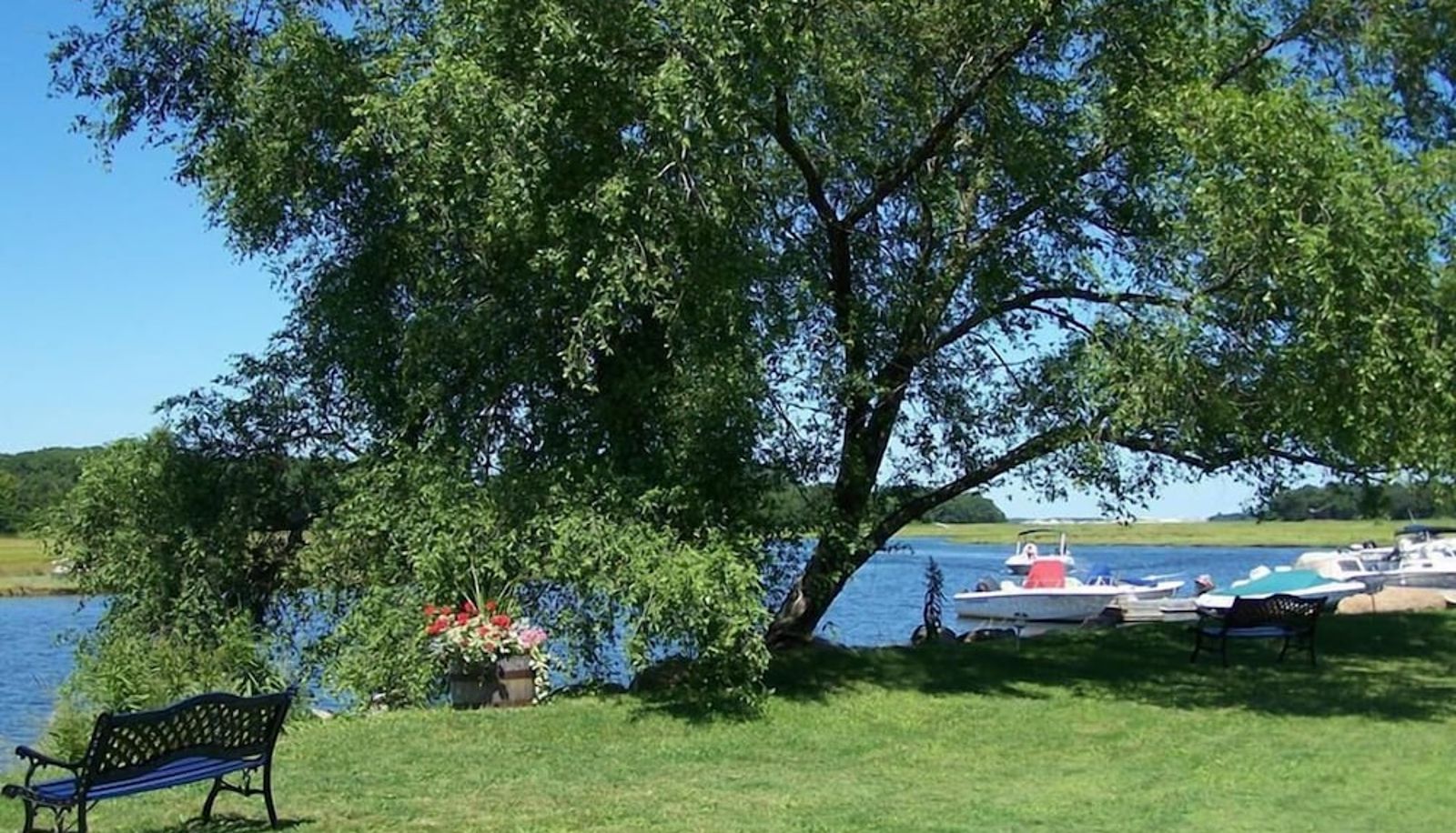 Giardino - Shea's Riverside Inn & Motel