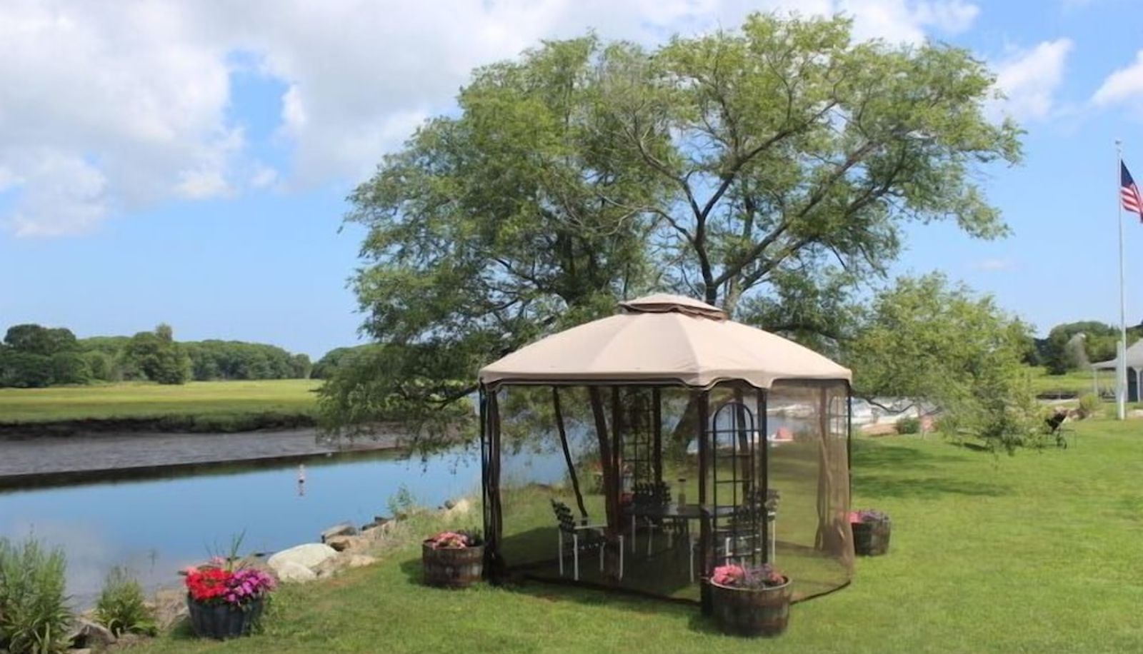 Garten - Shea's Riverside Inn & Motel