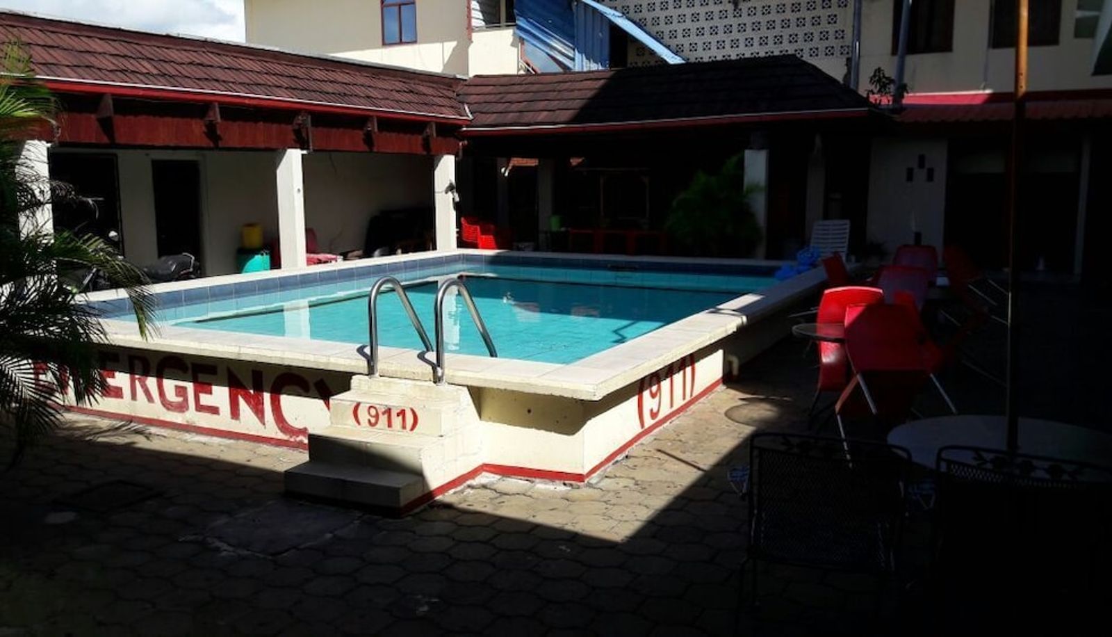 Basen - Hotel Bar Emergency 911