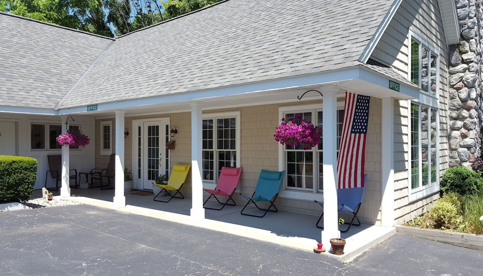 Terrace - Captain's Quarters Motel