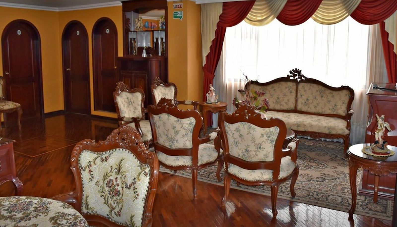 Hall - Kinde House