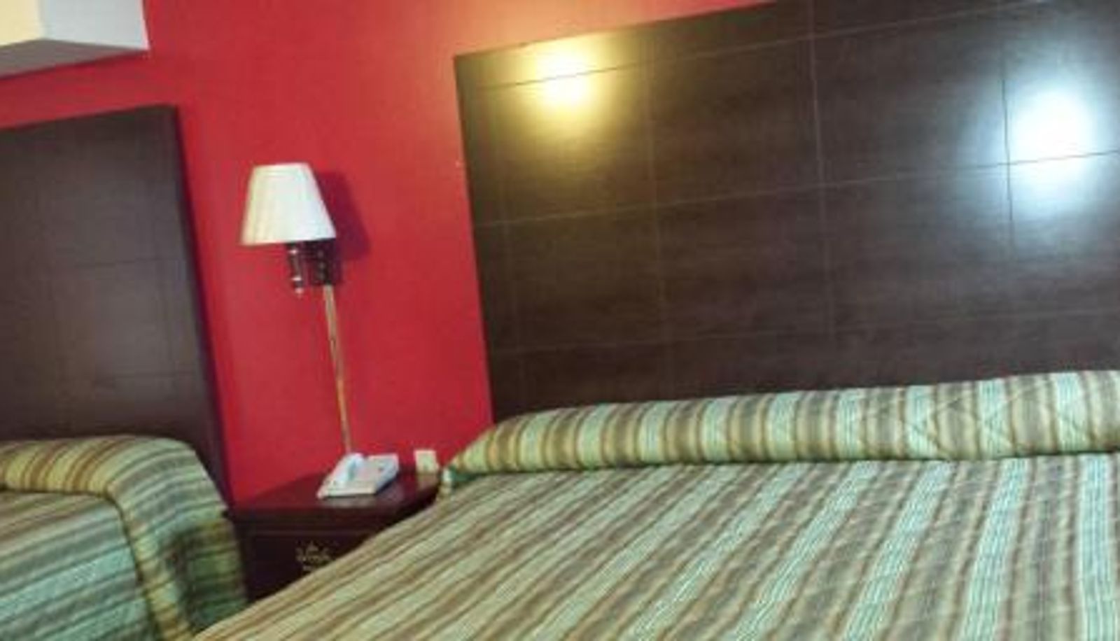 Standard room - Hallmark Motel