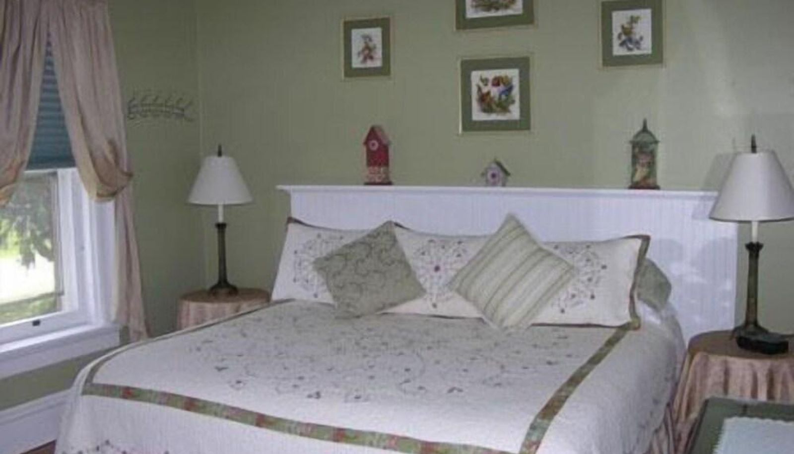 Standard room - The Seymour House Bed & Breakfast