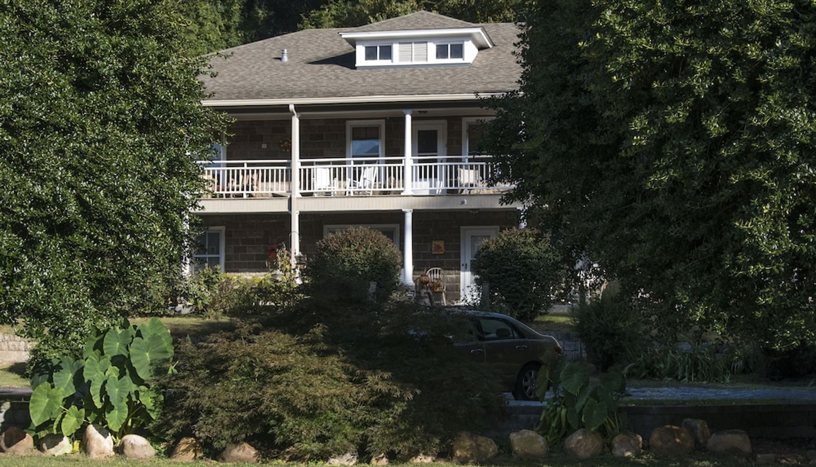 Info - Calhoun House Inn & Suites