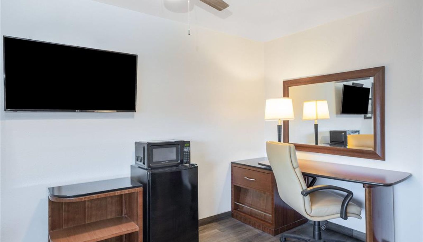 Camera - a Days Inn by Wyndham Oceanside Inn & Suites
