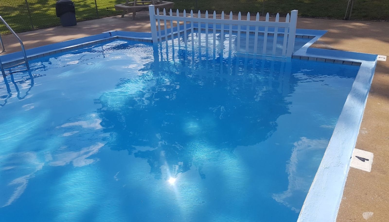 Pool - Early American Motel