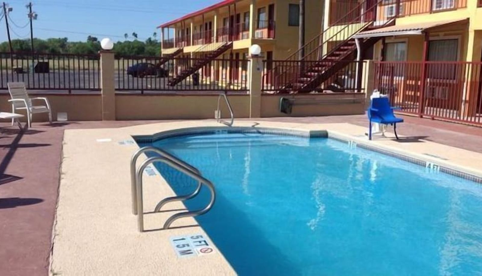 Pool - Deluxe Inn Airport