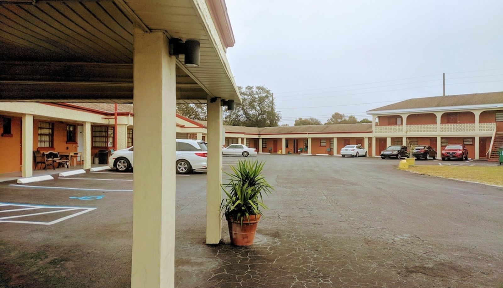Buitenruimte van het hotel - Travelers Inn Clearwater