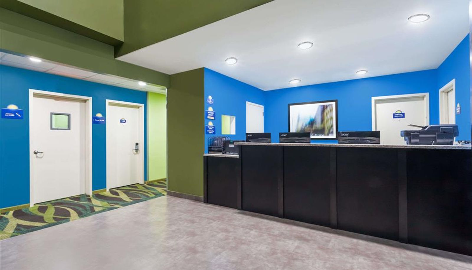 Hall - Days Inn & Suites by Wyndham Jamaica JFK Airport