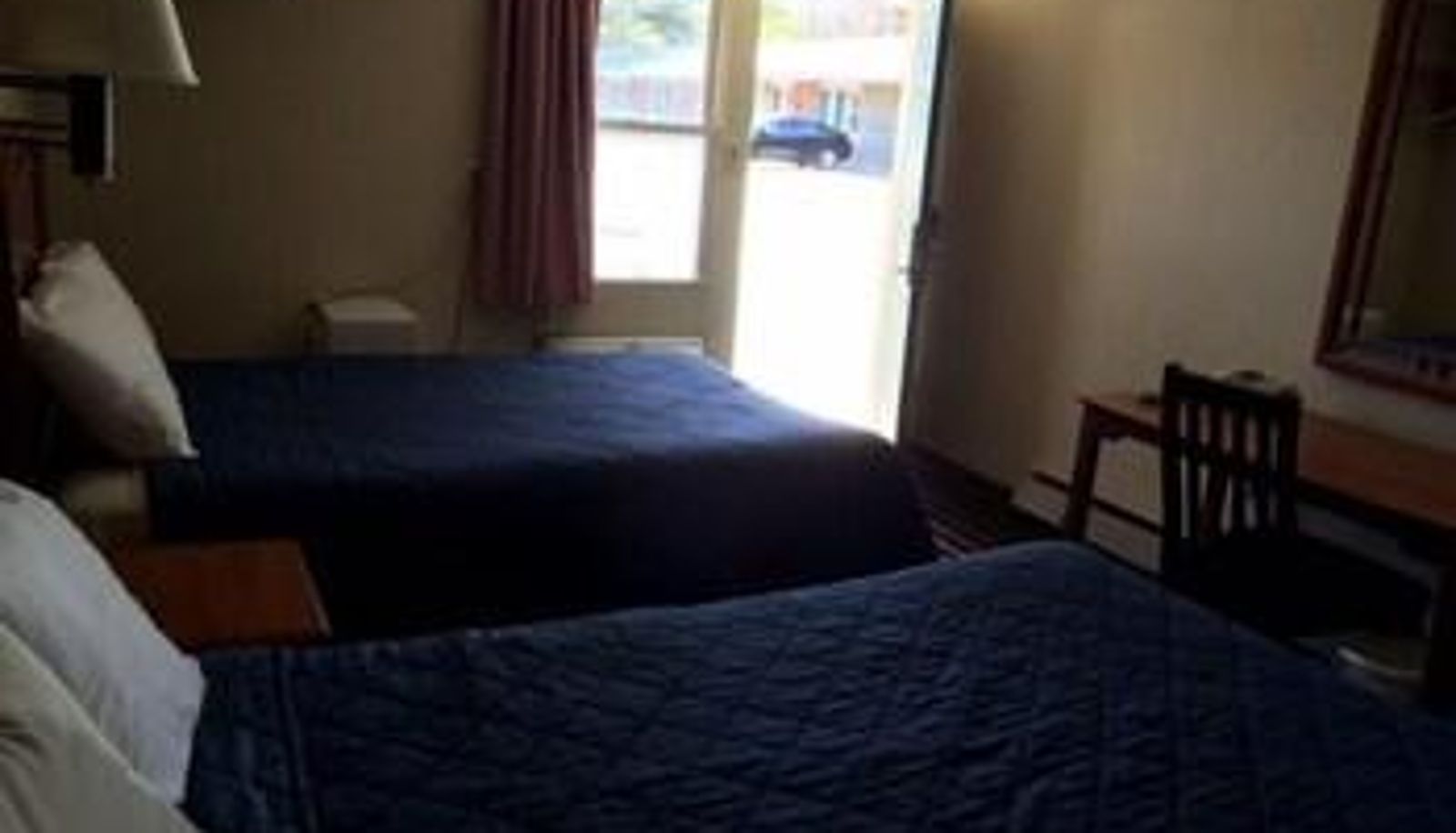 Standard room - Economy Inn