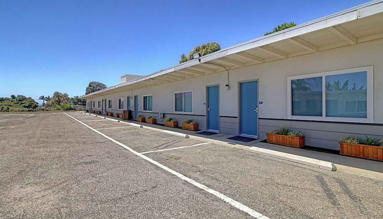 Hotel outdoor area - White Caps Motel