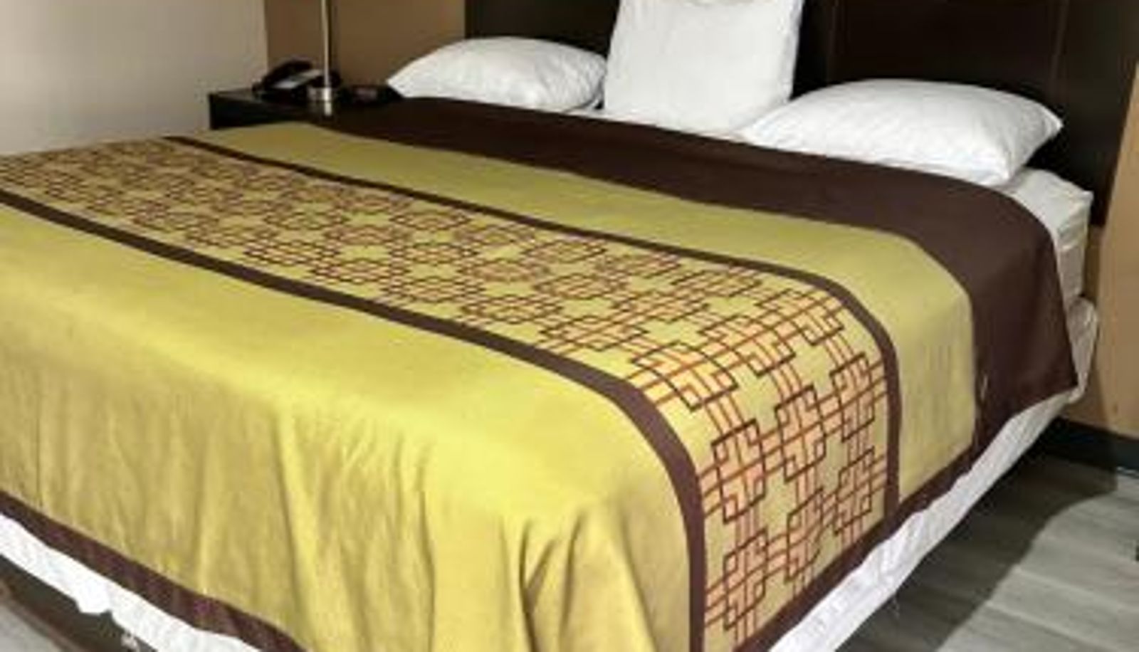 Standard room - The Surrey Inn