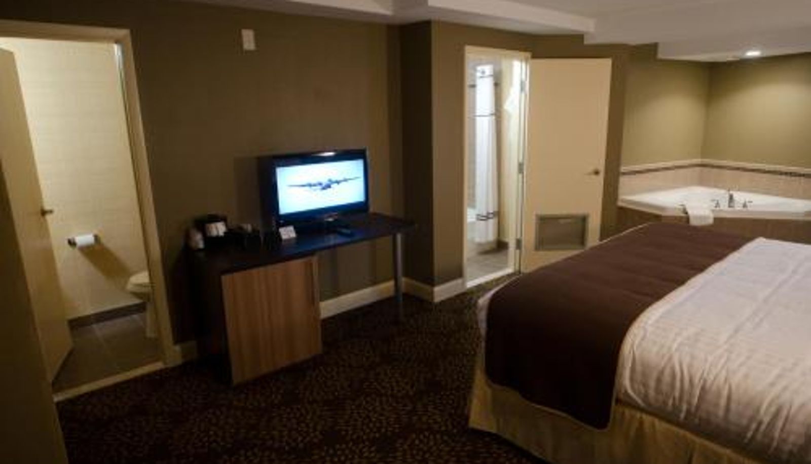 Zimmer - Aashram Hotel by Niagara River