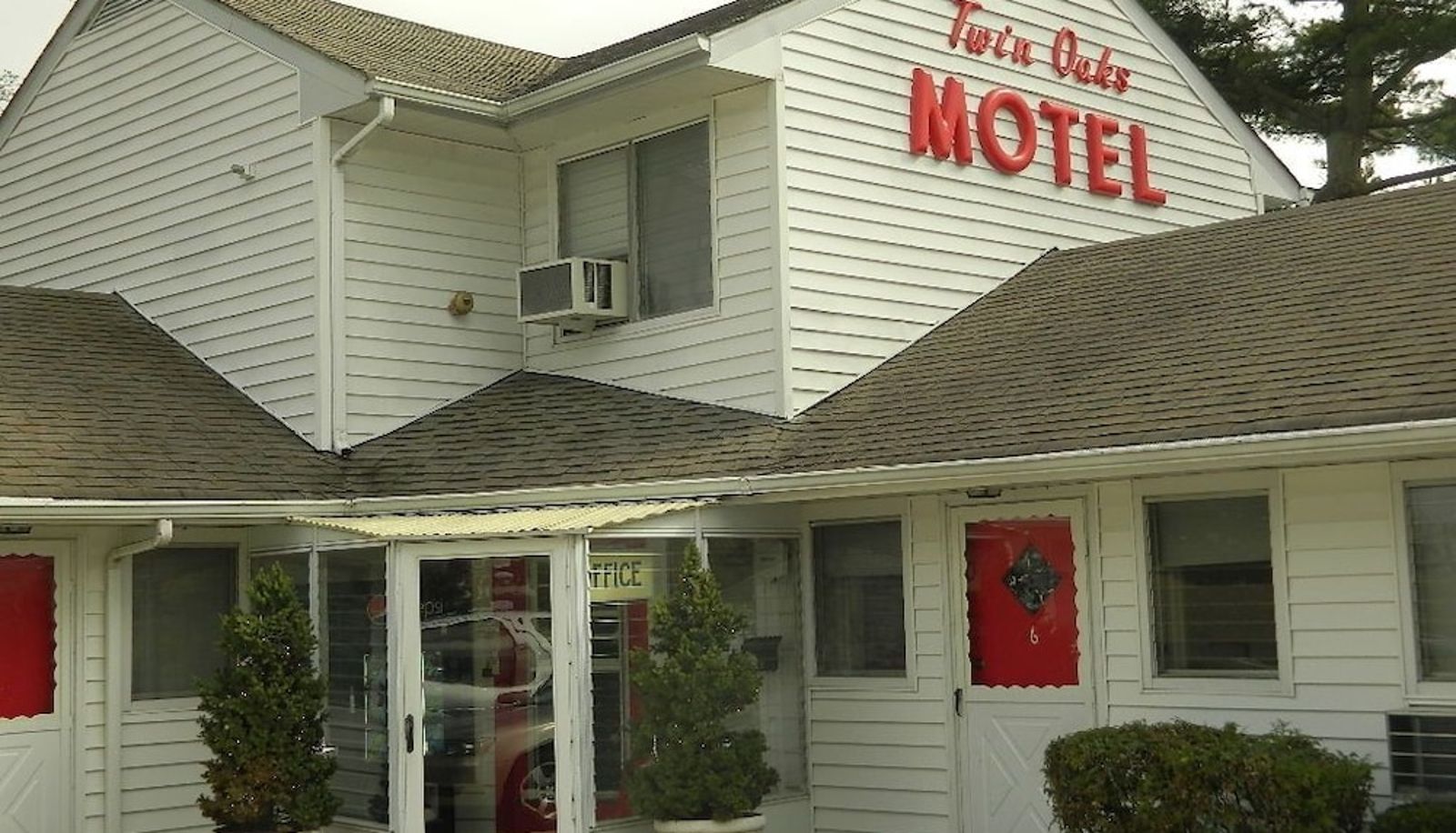 Hall - Twin Oaks Motel