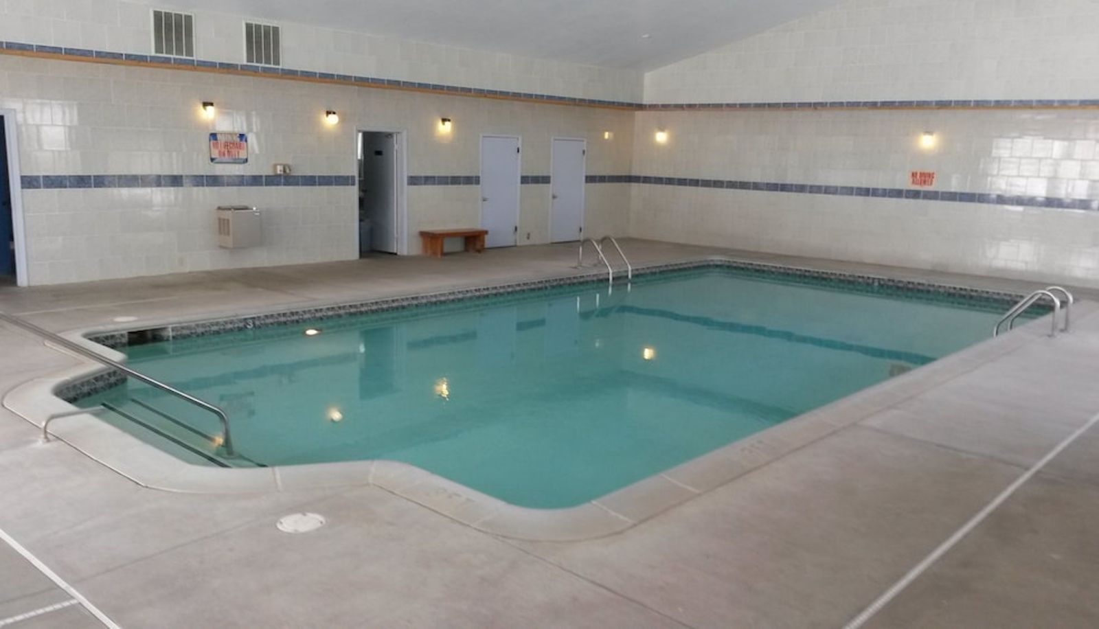 Pool - Driftwood Motel