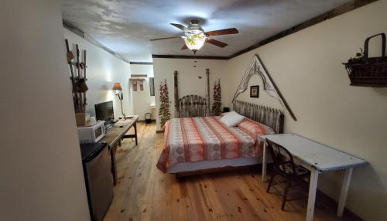 Camera - Jamesport Inn