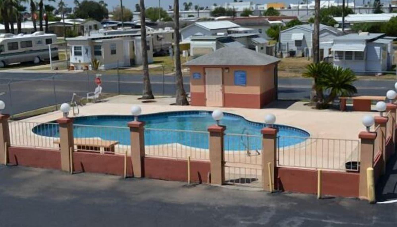 Piscina - Deluxe Inn and Suites Weslaco