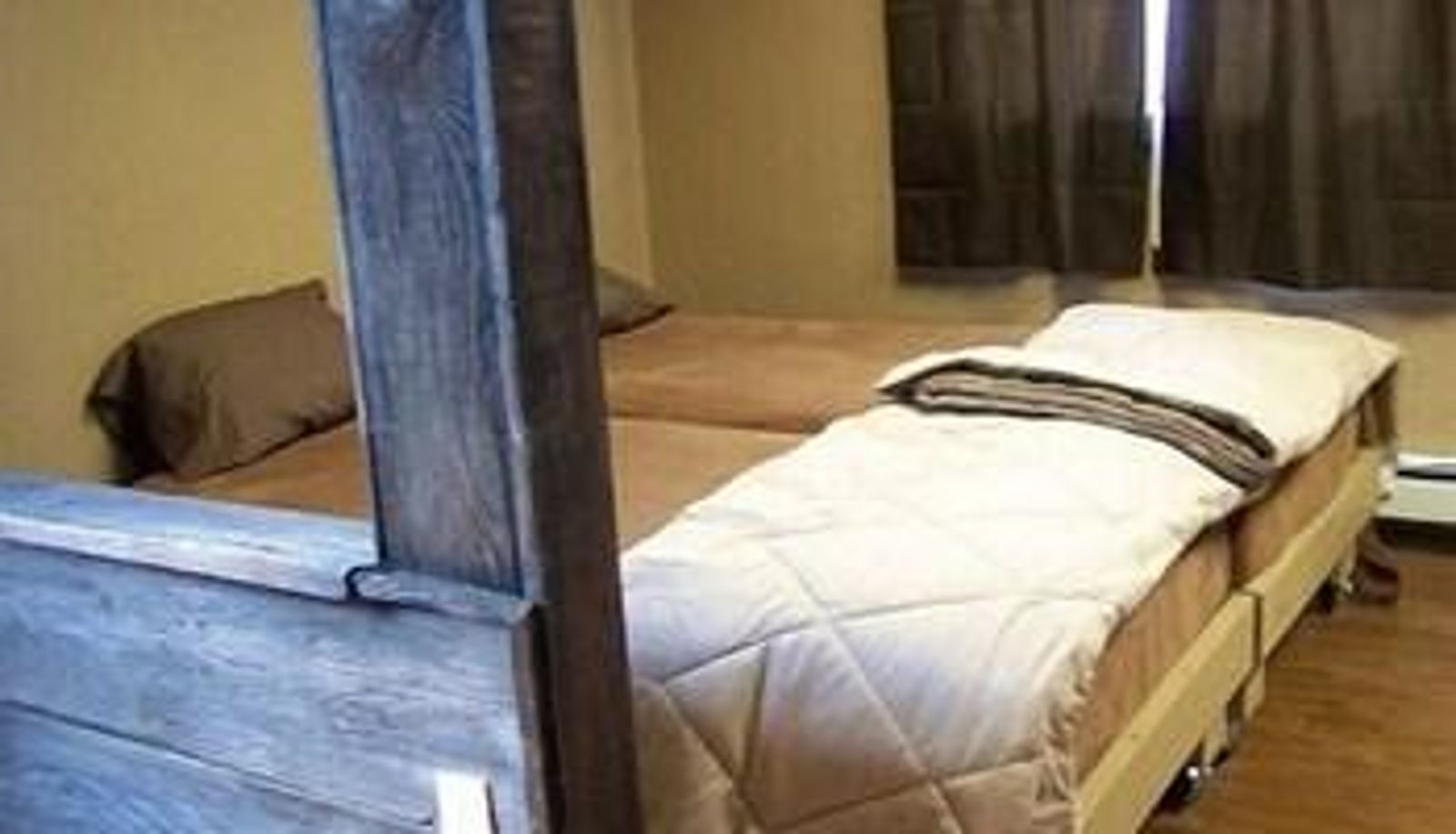 Camera standard - Broken Spoke Bunkhouse Motel