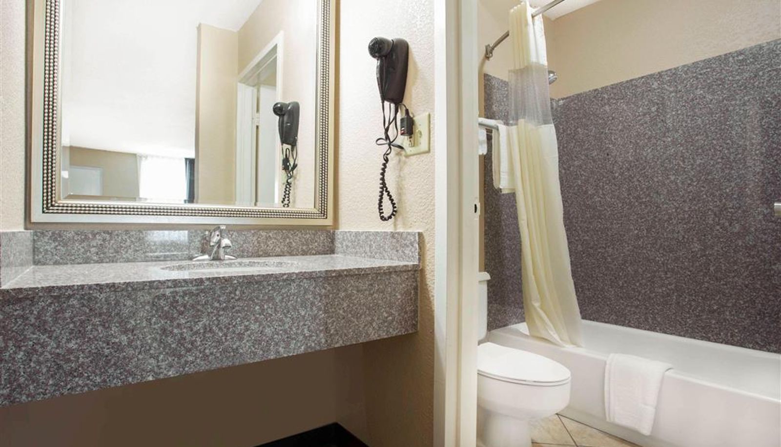 Kamer - Quality Inn & Suites University Area