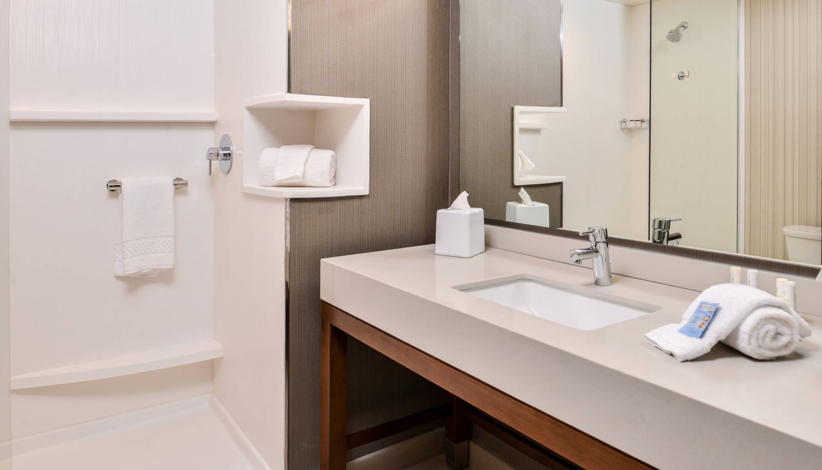 Zimmer - Courtyard by Marriott Charlotte Northlake