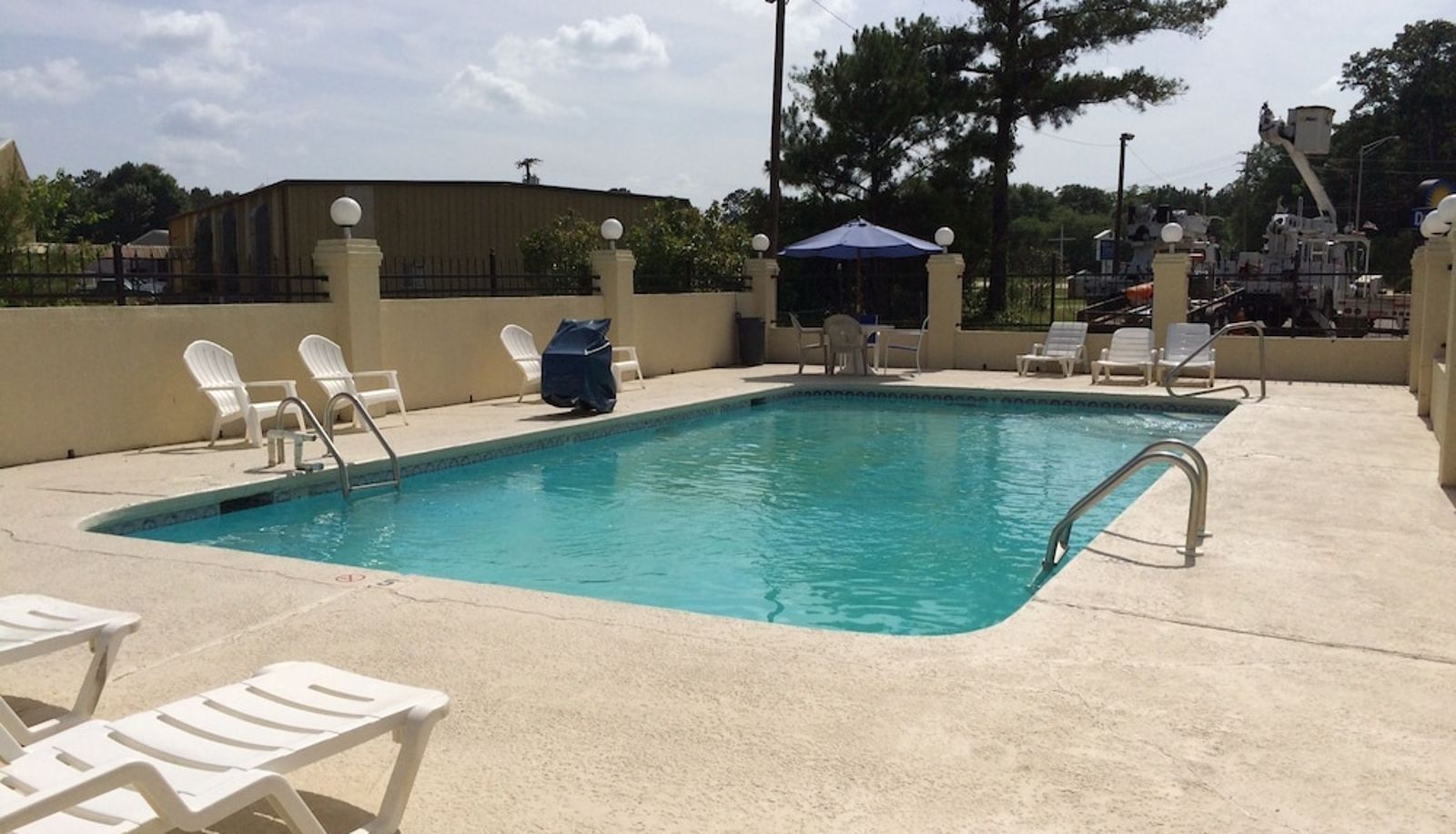 Pool - Americas Best Value Inn Kosciusko