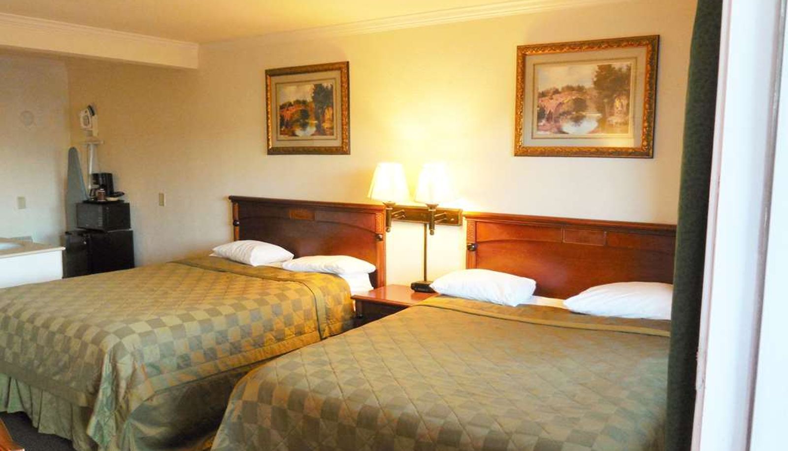 Quadruple room - Americas Best Value Inn Hanford