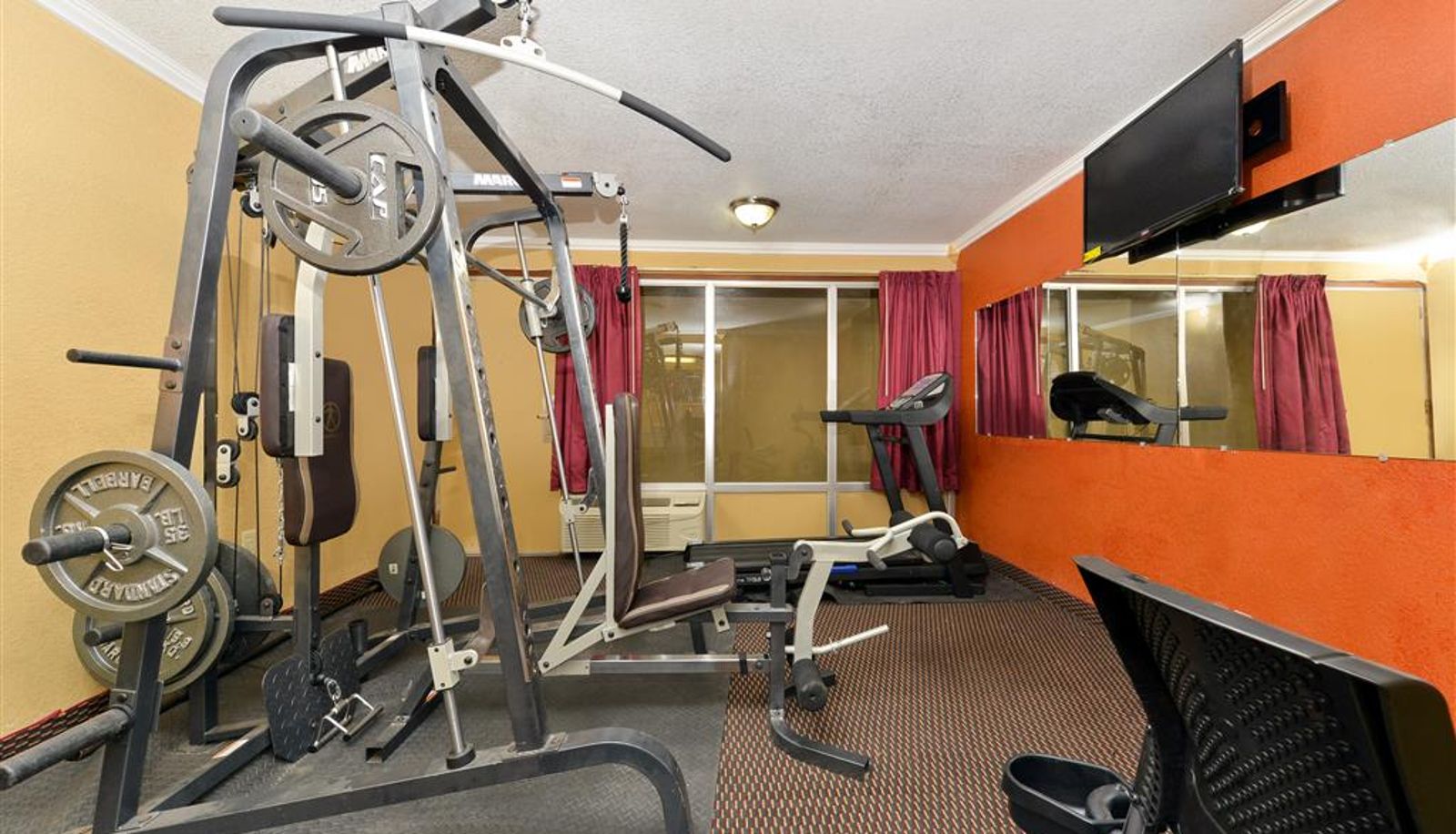 Zona de bienestar y gimnasio - Americas Best Value Inn Schulenburg