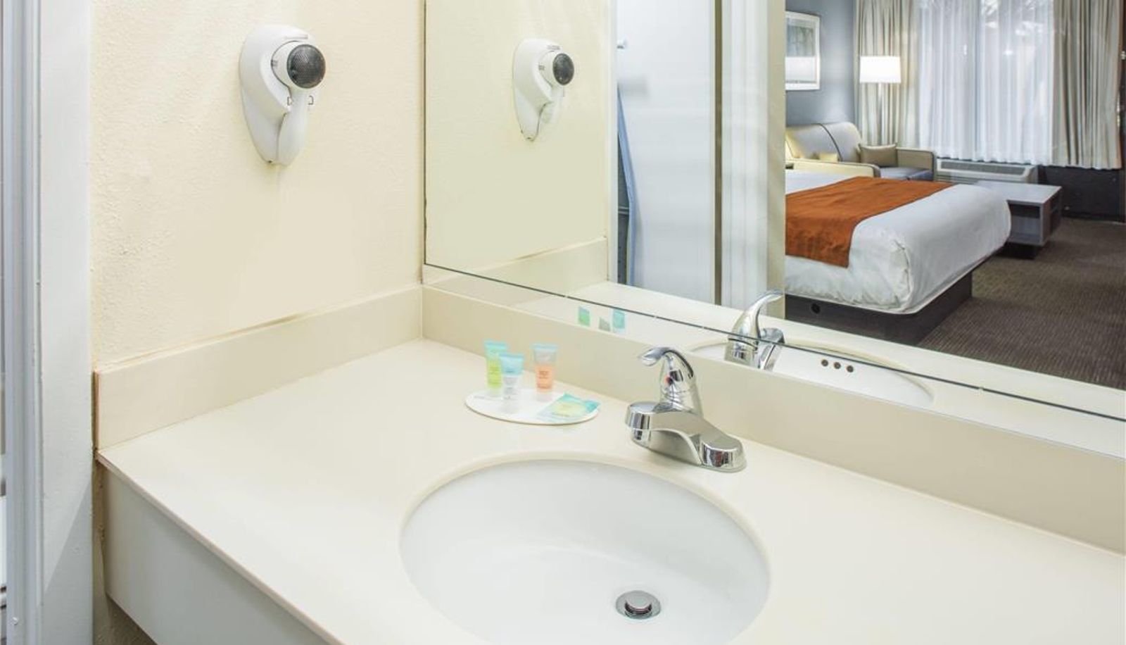Zimmer - Days Inn & Suites by Wyndham Orlando Airport