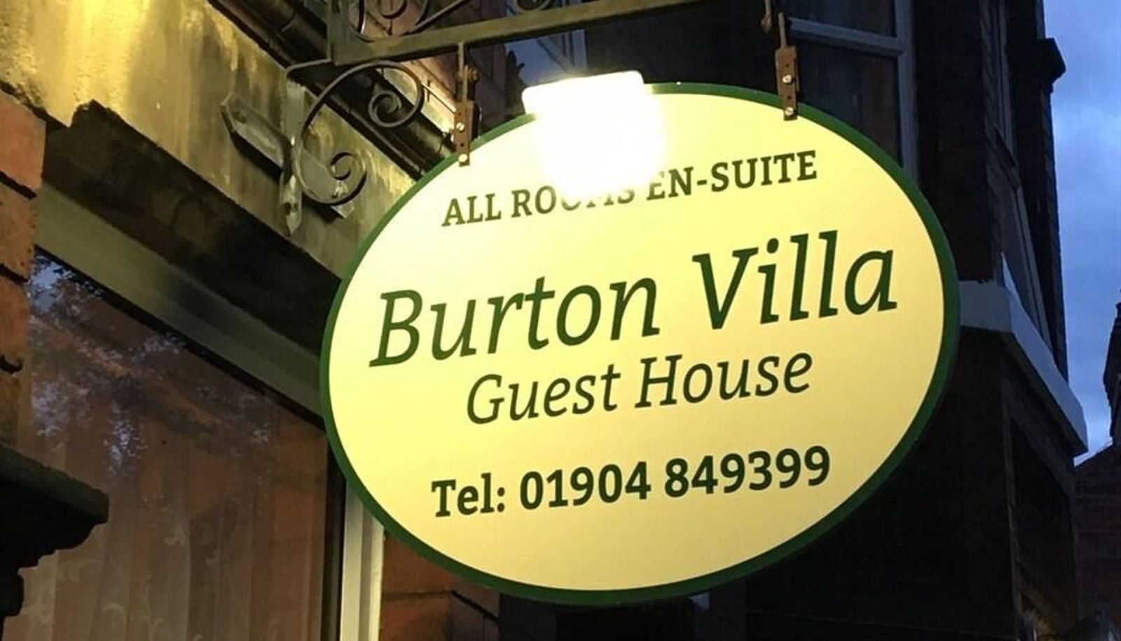 Zewnętrzna część hotelu - Burton Villa Guest House