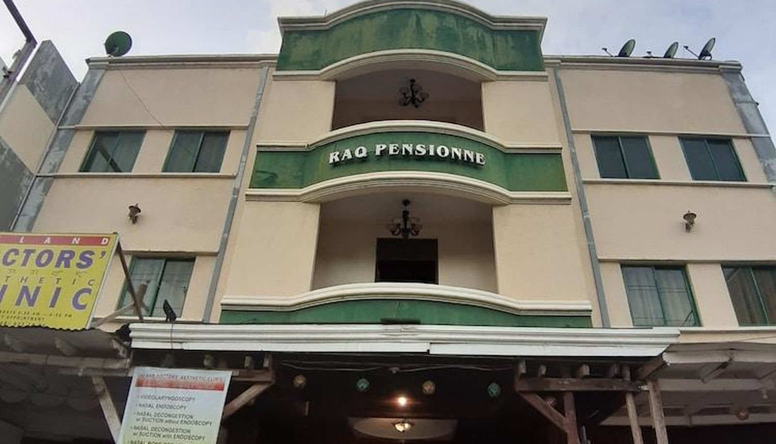 Buitenruimte van het hotel - RAQ Pensionne