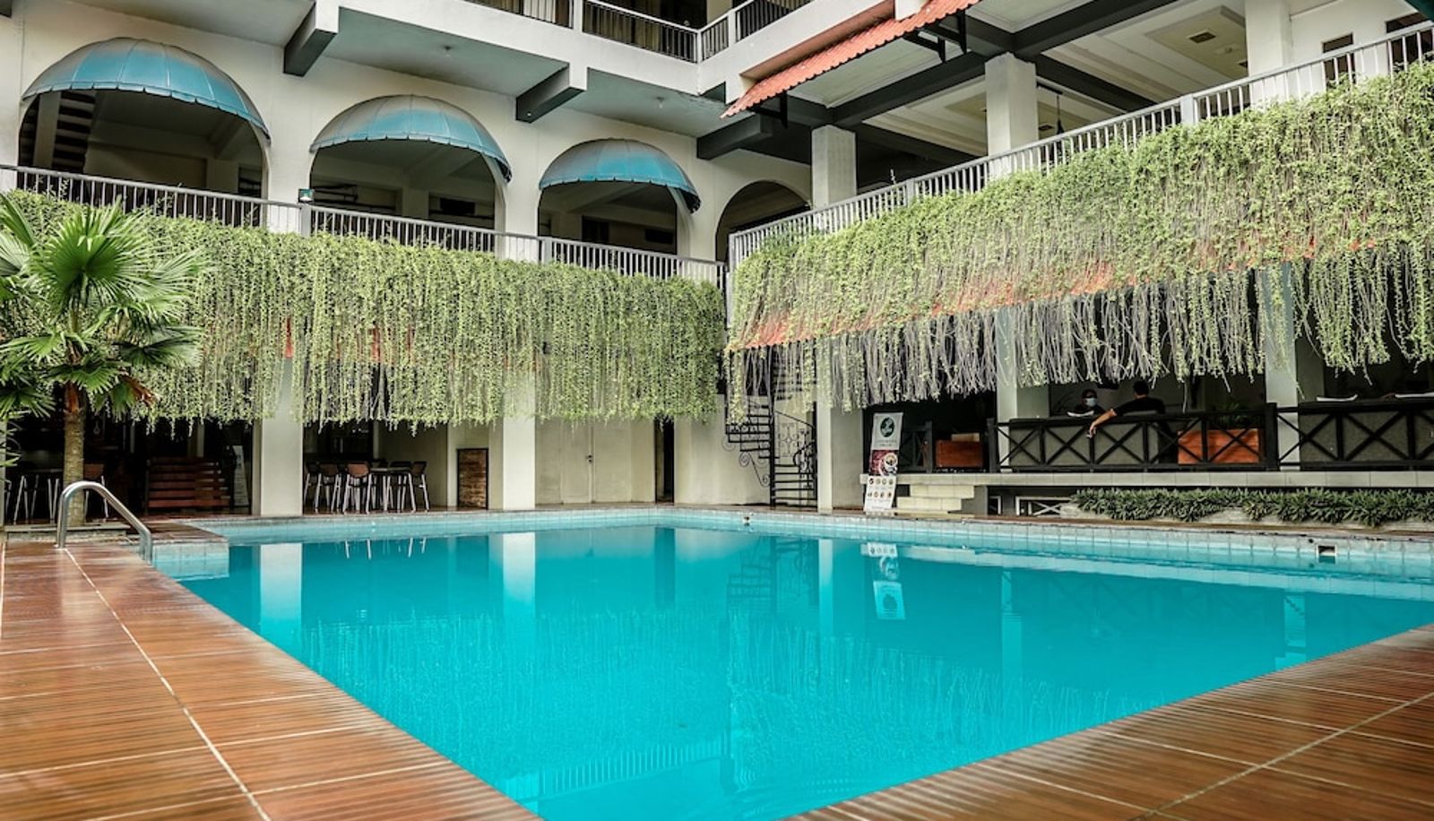 Piscine - Airlangga Hotel