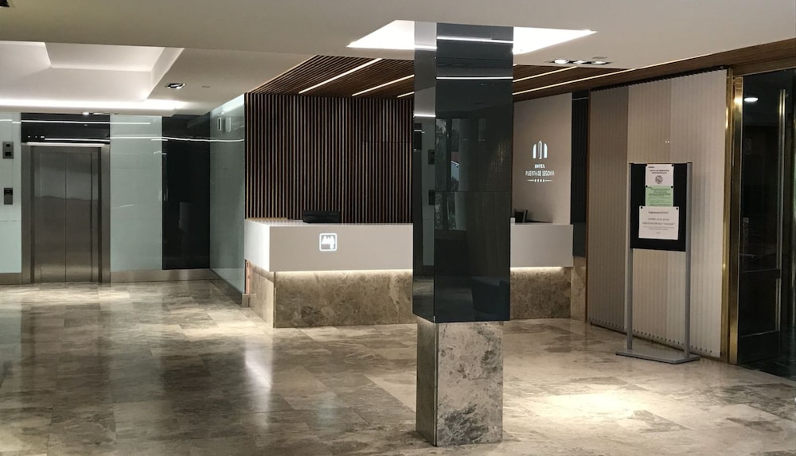 Recepcja - Hotel Puerta de Segovia