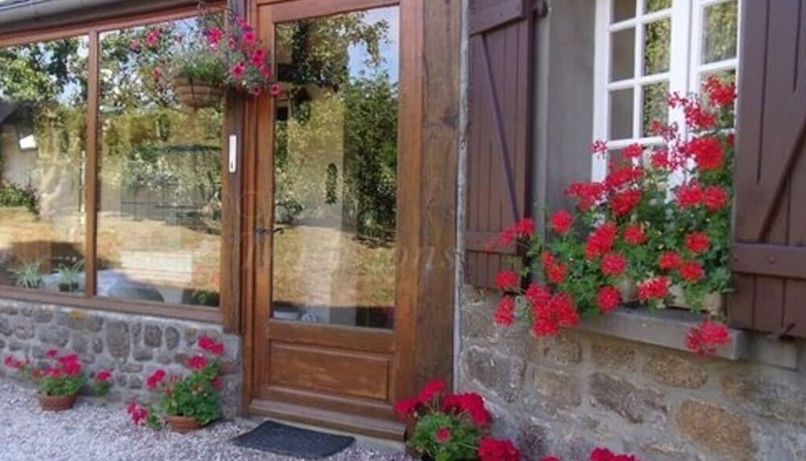 Hotel outdoor area - Le Mont Roti Chambres Dhôtes