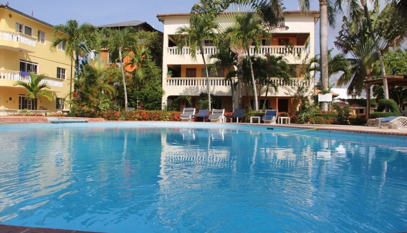 Piscina - Residencial Las Palmeras