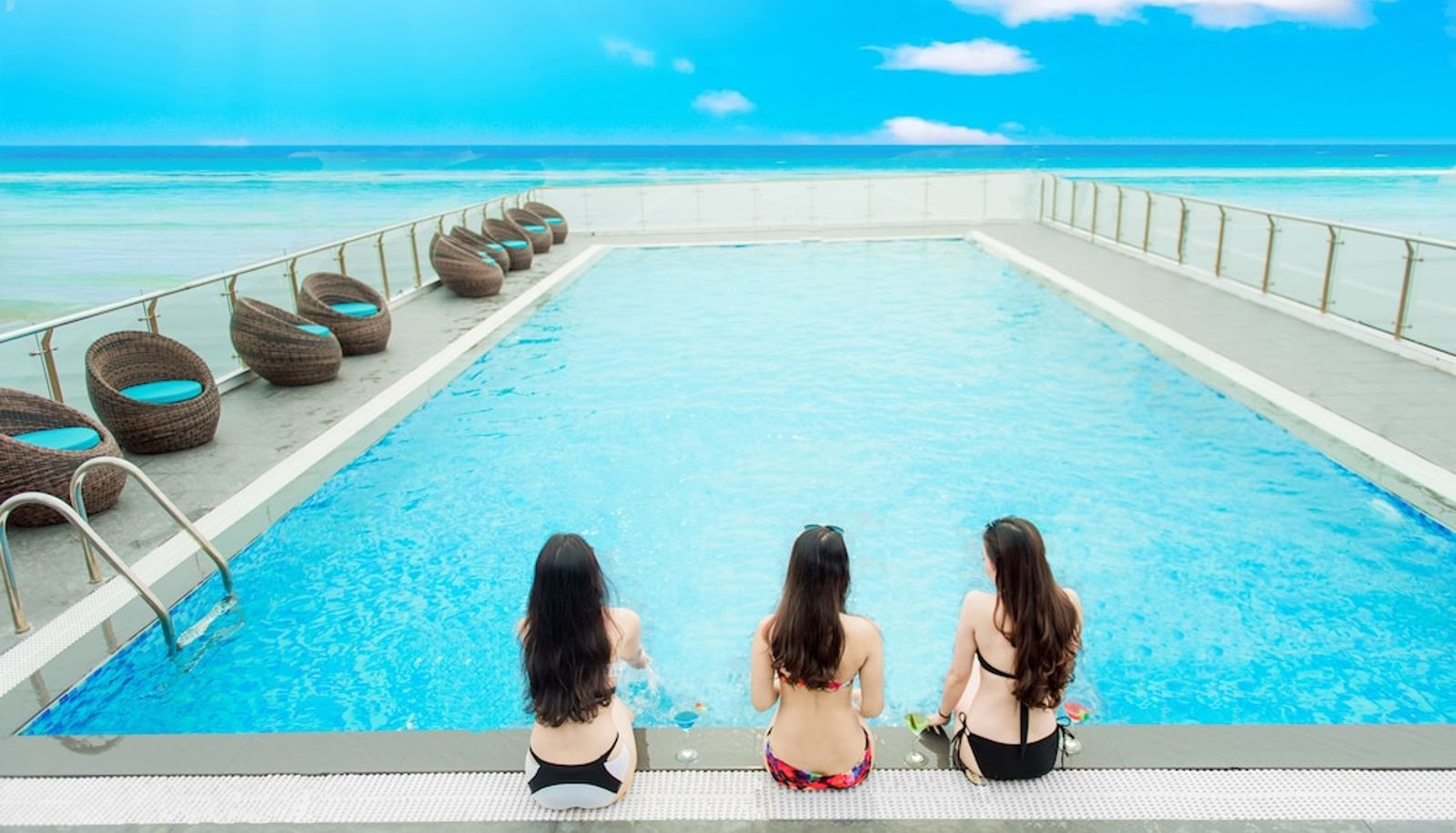 Basen - Yarra Ocean Suites Danang