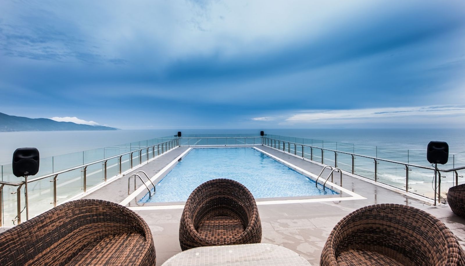 Basen - Yarra Ocean Suites Danang
