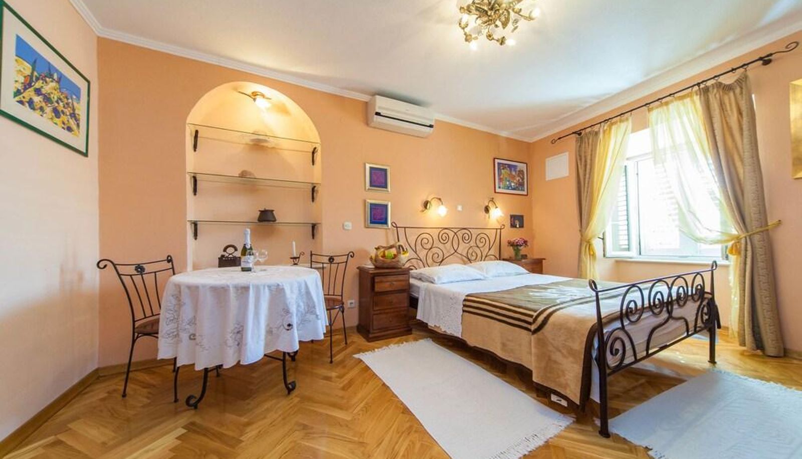 Camera standard - Arch Apartments by Irundo