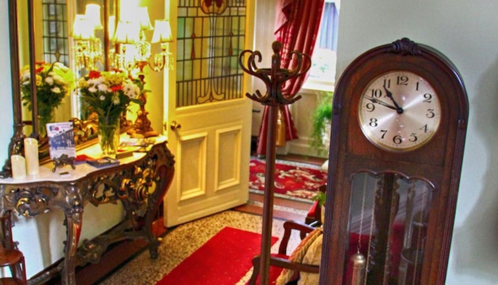 Hall - Innisfree House
