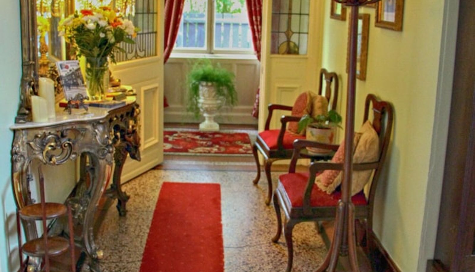 Hall - Innisfree House